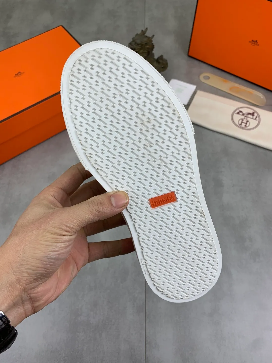 Men's men's shoes 💰P640 New Hermes top version Hermès classic couple style #𝐊𝐞𝐥𝐥𝐲 buckle casual white shoes skateboard shoes that will not conflict with shoes at all. Full of unknowns, Hermès rarely produces flat casual shoes and they are paired with classic palladium-plated Kelly shoe buckles! You'll fall in love with it at first sight. It's super versatile and can be worn with any skirt or pants. 🉑️Close your eyes and wear it. It's super noble. Fabric: Specific cowhide/canvas material. Lining: Sheepskin lining. Outsole: Original molded TPU outsole. Size: 35-45.